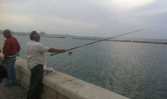 Lungomare: una giornata con i pescatori amatoriali, tra un ''mo' ven'' e un ''tir tir'' 